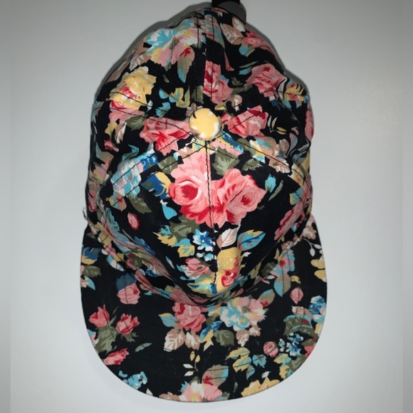 Ardene Accessories - 🇨🇦 Ardene SnapBack Floral Hat